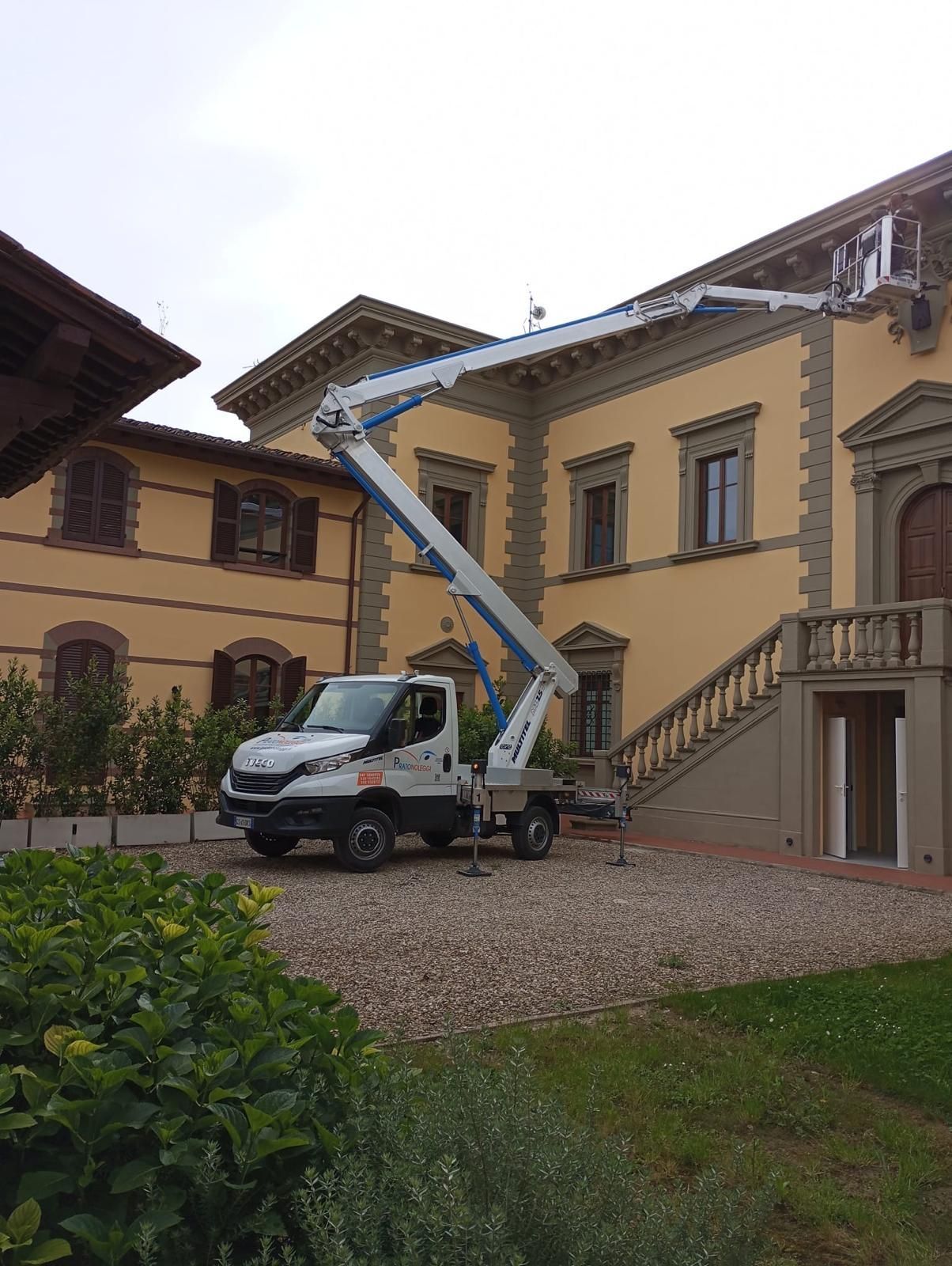 Piattaforma aerea 25 metri - Prato - Pratonoleggi