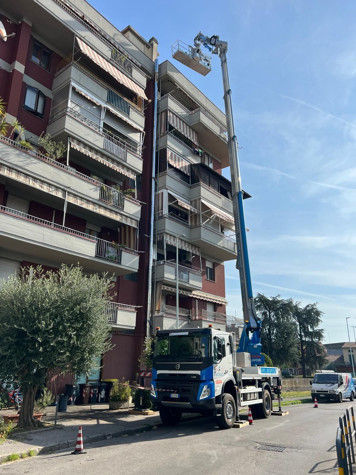 Piattaforma aerea 37 metri - Prato - Pratonoleggi