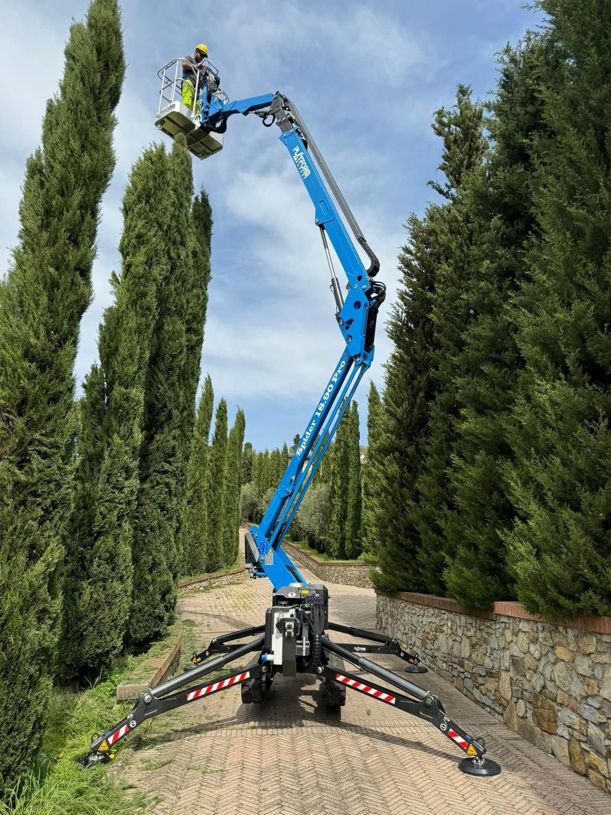 Piattaforma aerea a ragno 18 metri - Prato - Pratonoleggi