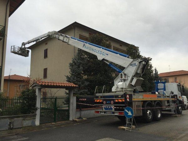 Piattaforma aerea autocarrata in azione