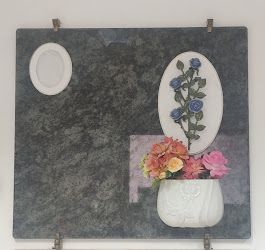 Un dipinto di fiori in un vaso su una parete.
