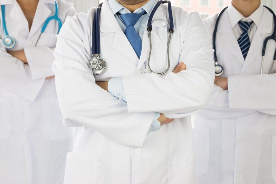 Medici a braccia conserte