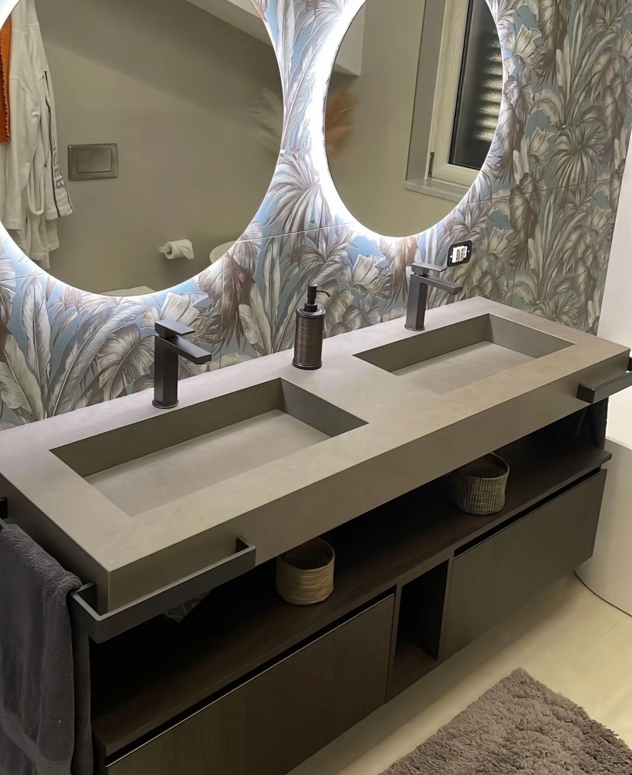 Une salle de bain avec deux lavabos et deux miroirs