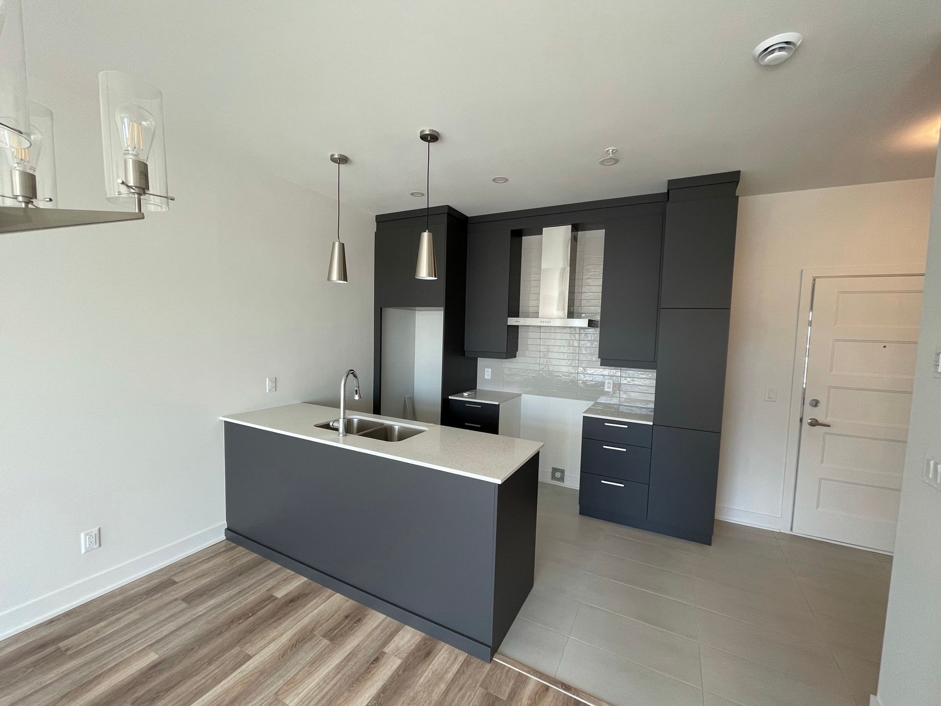 Une cuisine avec un grand îlot au milieu de la pièce.