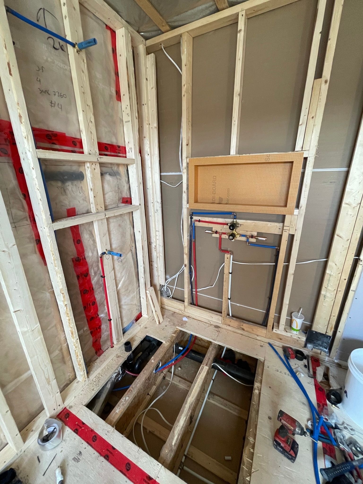 L'intérieur d'un bâtiment en construction avec un trou dans le sol.