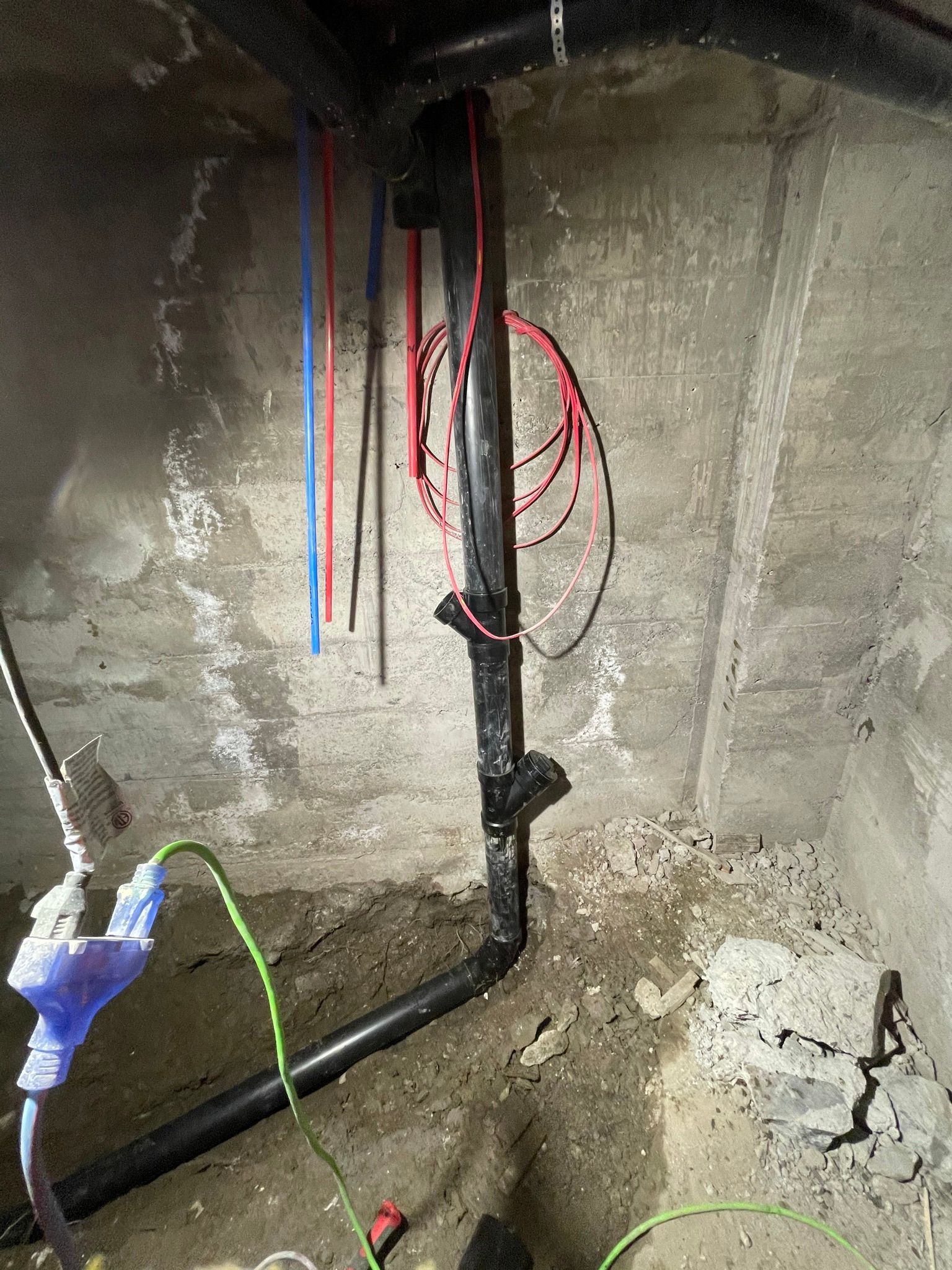 Un tas de fils pendent d'un tuyau dans une pièce.