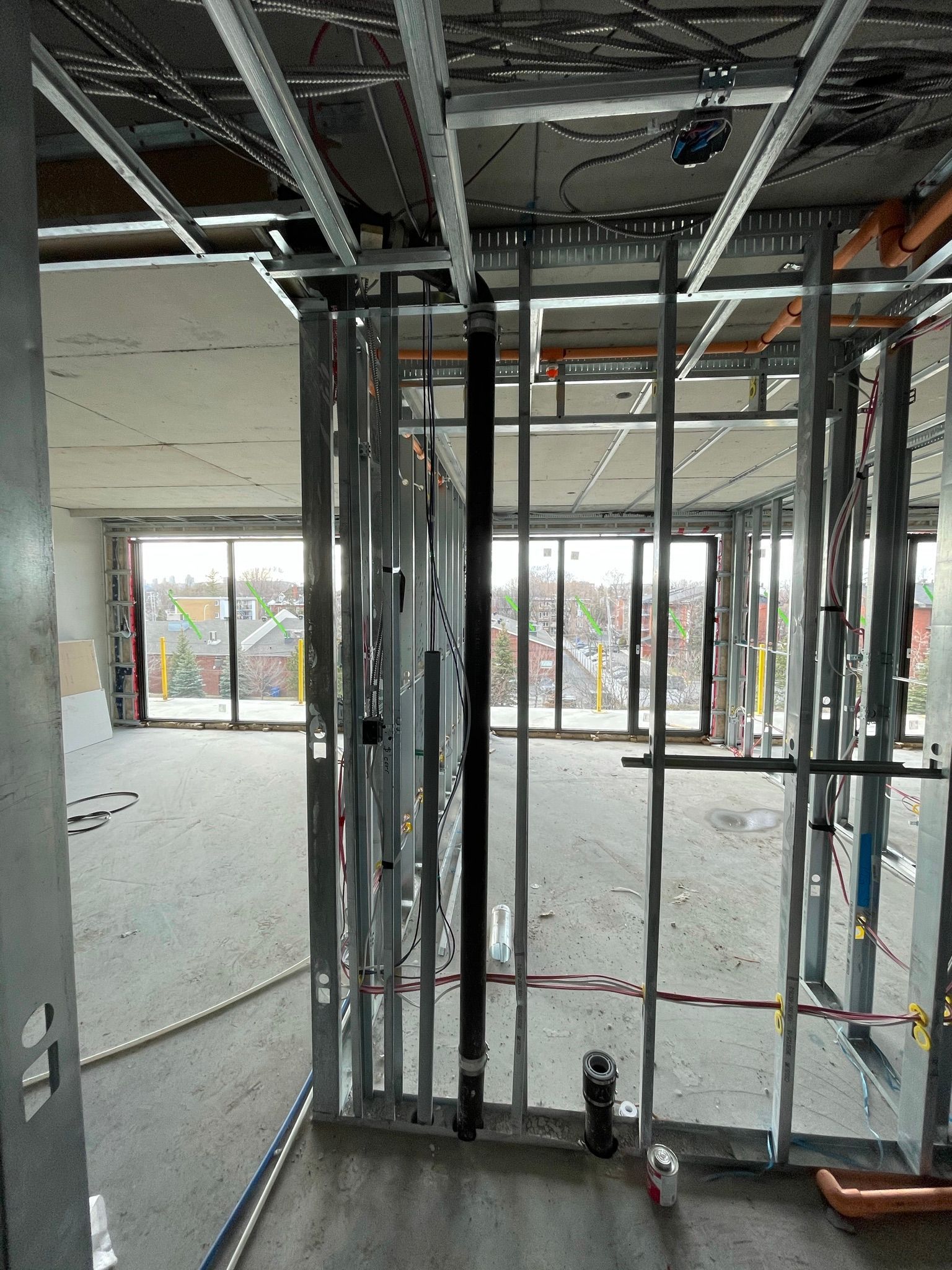 L'intérieur d'un bâtiment en construction avec beaucoup de fils suspendus au plafond.