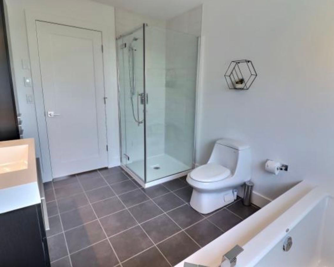 Une salle de bain avec WC, douche et baignoire.