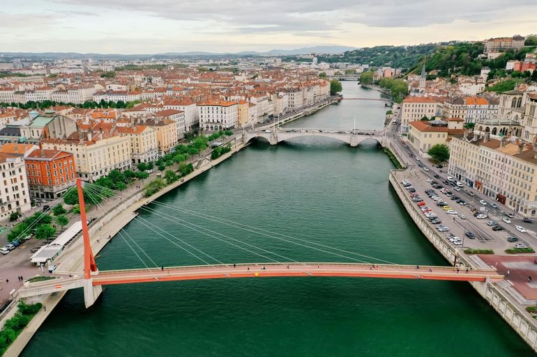 Une vue aérienne d'un pont sur une rivière dans une ville.