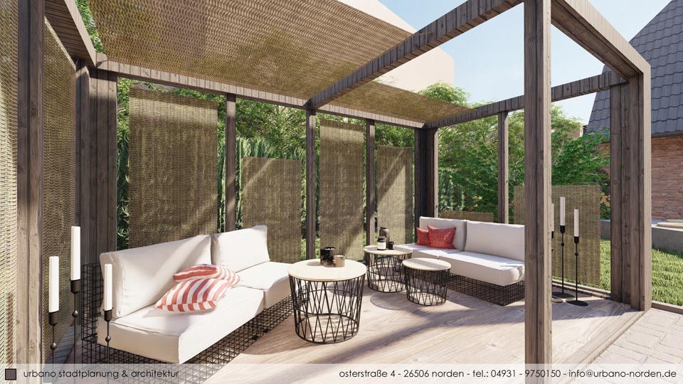 Eine Terrasse mit einer Couch und einem Tisch unter einer Pergola.