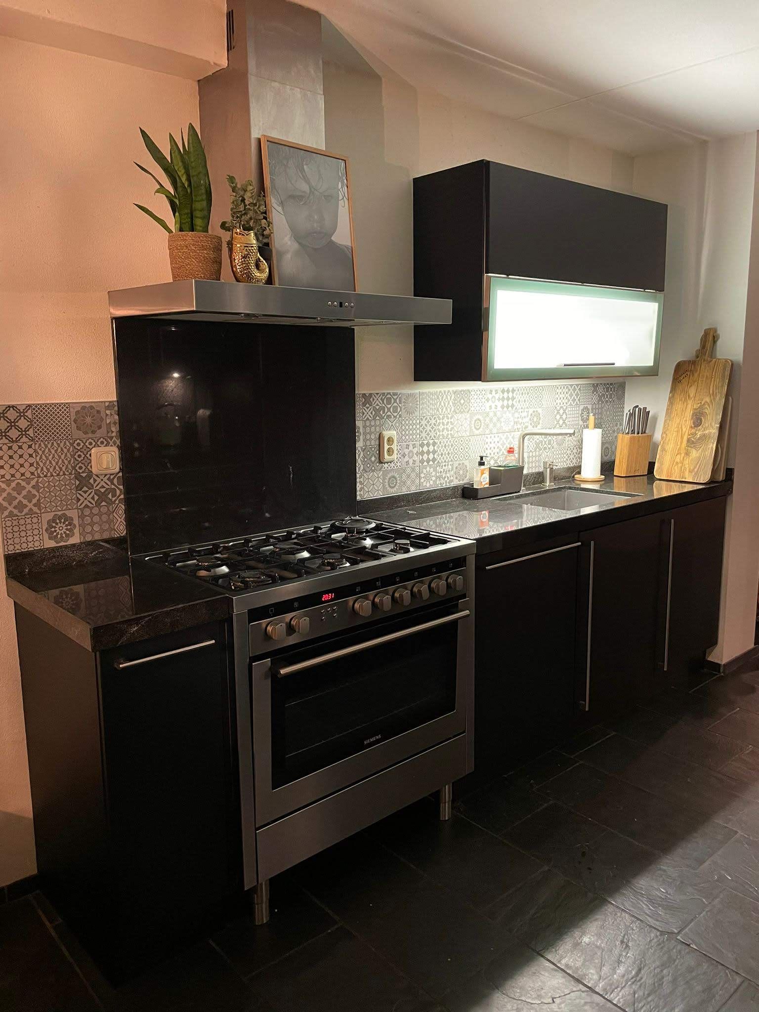 Voorbeeld van een keuken gewrapped met zwarte folie
