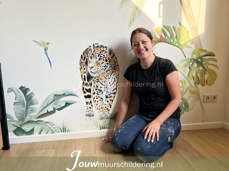 muurschildering jungle luipaard met Asiya ervoor