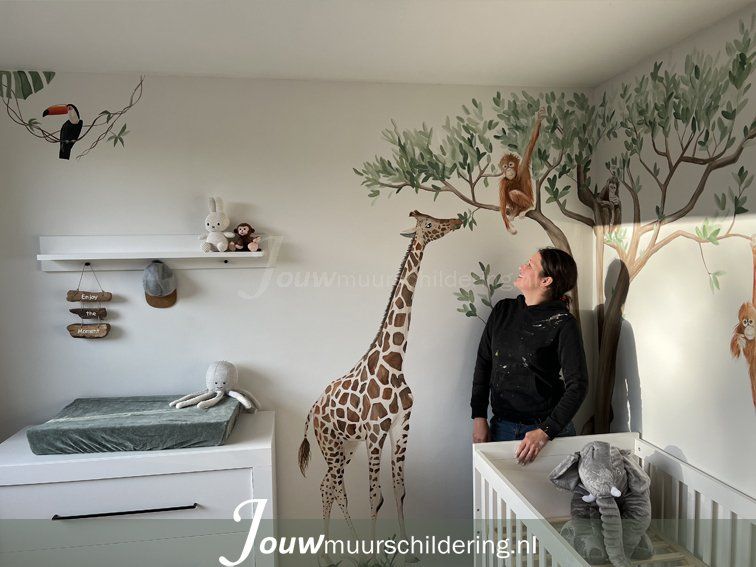 muurschildering kinderkamer giraffe eet blaadje van boom