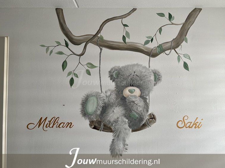 muurschildering me to you beertje op schommel aan boomtak