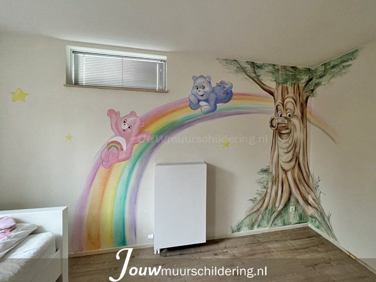 muurschildering met regenboog troetelbeertjes en boom