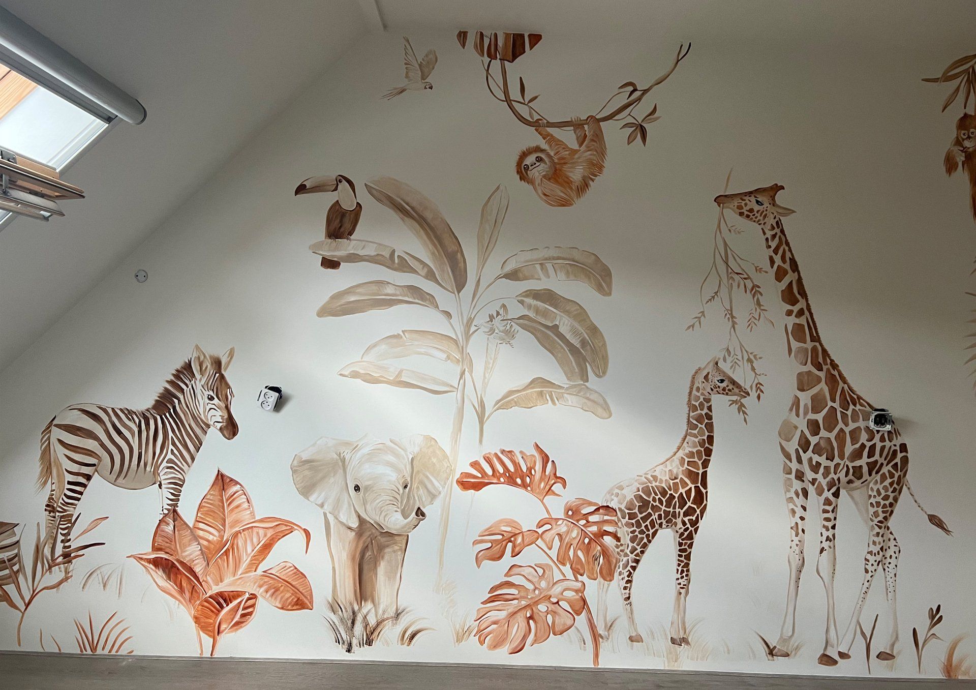 muurschildering jungle met giraffe olifant zebra