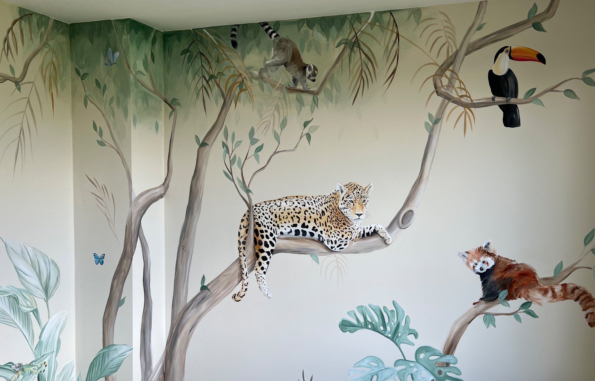 muurschildering luipaard op tak