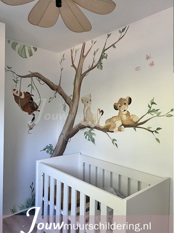 muurschildering babykamer boom met leeuwen koning karakters