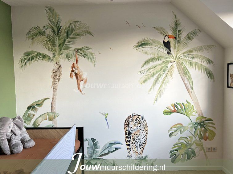 muurschildering jungle luipaard aapje en toekan in palmbomen
