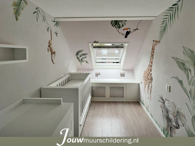 muurschildering babykamer jungle met aapje een olifant en een giraffe witte meubels en witte muren