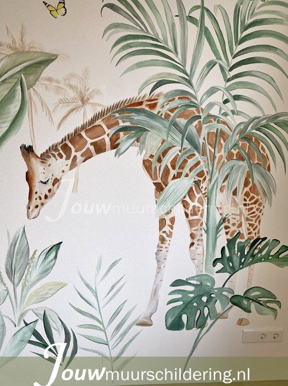 muurschildering met jungle thema een giraffe bukt naar blaadje
