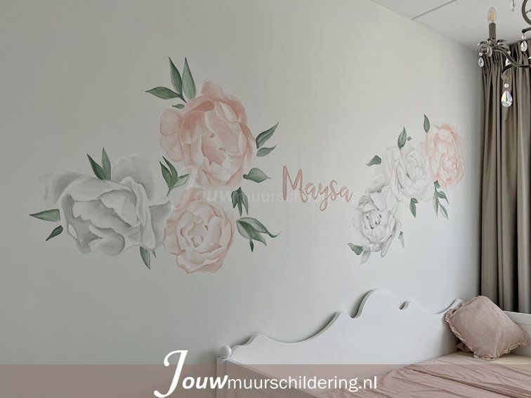 muurschildering kinderkamer wit en roze rozen en naam Maysa