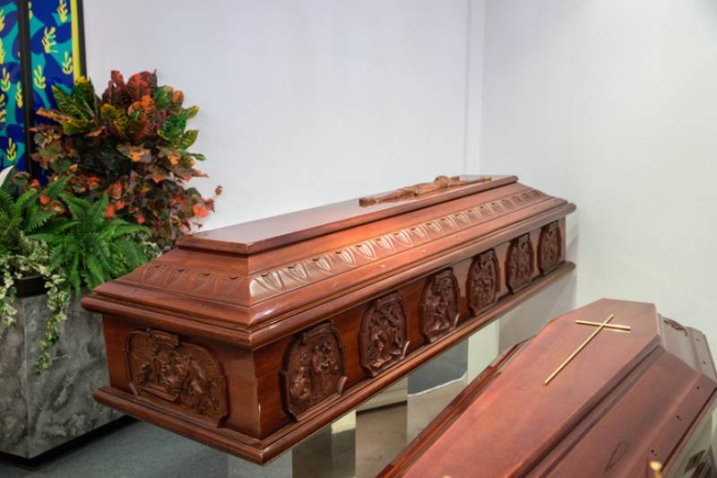 cofani in legno intagliato