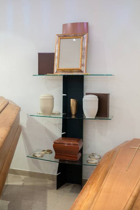 urne a forma di cornice