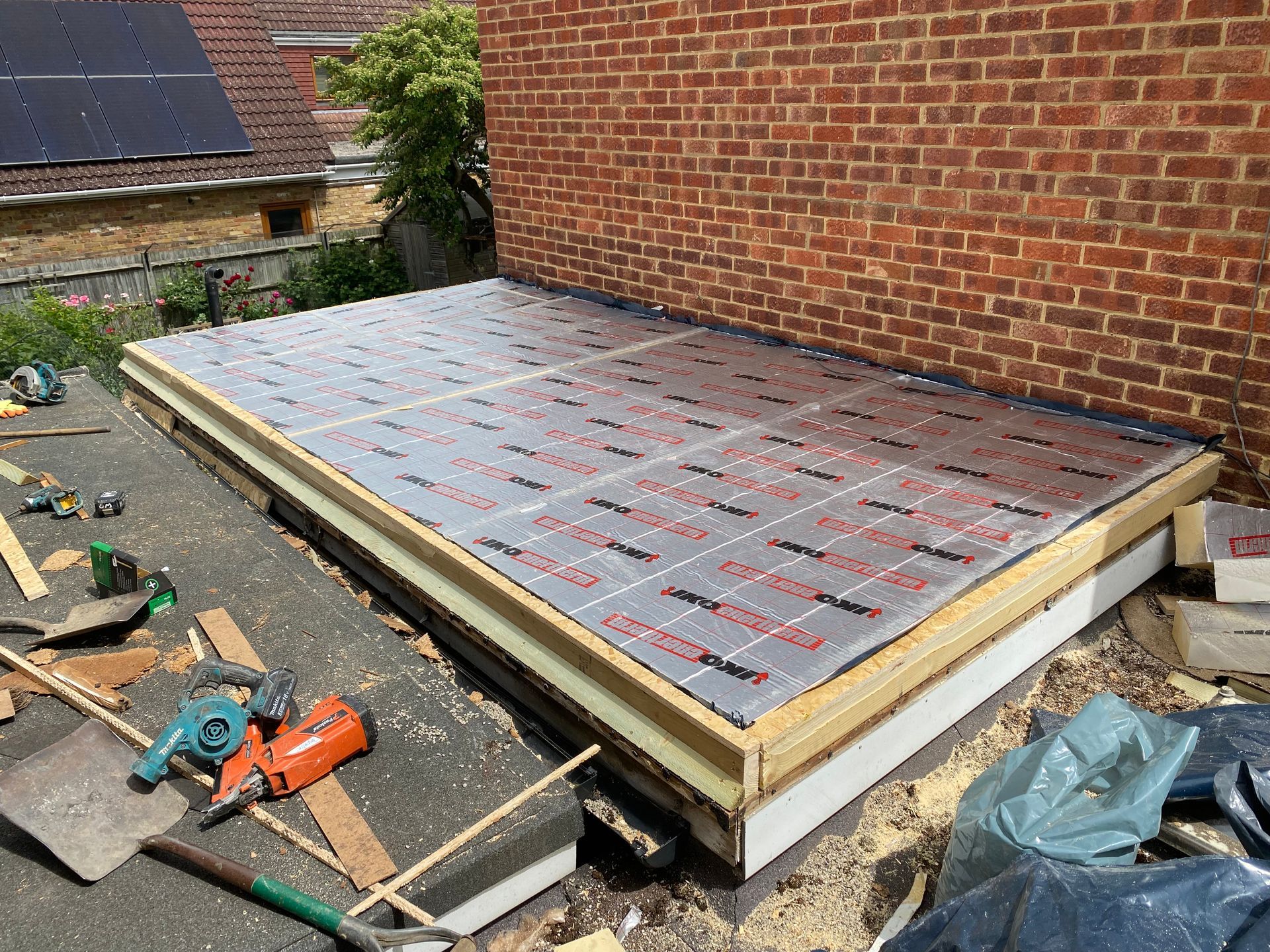 a brick building with a flat roof that is being built .