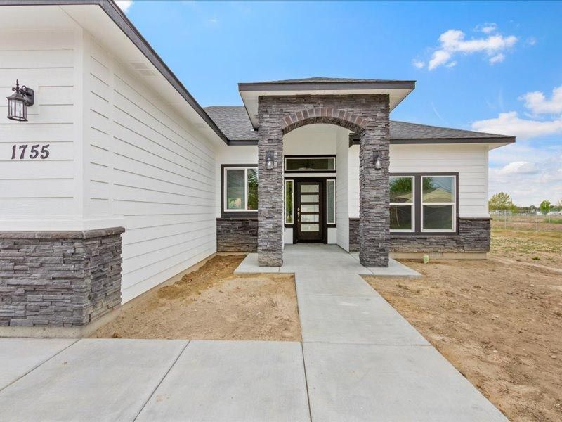 A house with the number 1755 on the front of it