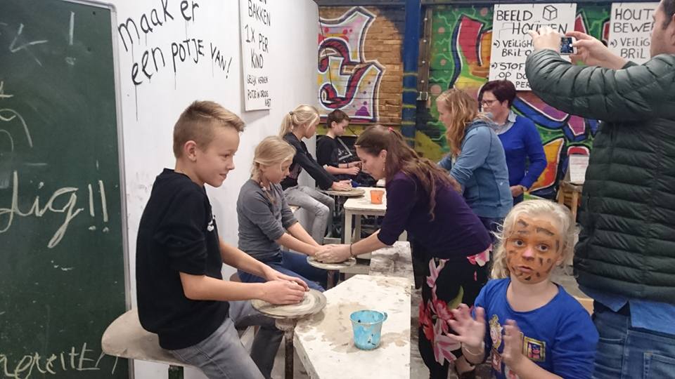 Kinderfeestjes, Creatieve workshops, bedrijfsuitjes, schoolreisjes, schoolreisje, tekenles, schilderles, tekencursus, graffiti spuiten, nerf schieten, bowlen, kinderspeelplaats, indoor, outdoor, attractiepark, speeltuin, pretpark, schildercursus, schilderscursus, voor kinderen, kinderuitje, voor volwassenen, het leukste dagje uit, voor het hele gezin, kinderfeestje, kinderfeestjes, verjaardagsfeestje, het leukste kinderfeestje, kinderpartijtje, Groningen, Veendam, Scheemda, Delfzijl, Haren, Leek, Roden, Drenthe, Friesland, Zuidlaren, Zuidbroek, Noordbroek, Winschoten, Hoogezand, Appingedam, Muntendam, Wildervank, Oude Pekela, Nieuwe Pekela, Slochteren, Coevorden, voor alle leeftijden, 4 jaar, 5 jaar, 6 jaar, 7 jaar, 8 jaar, 9 jaar, 10 jaar, 11 jaar, 12 jaar