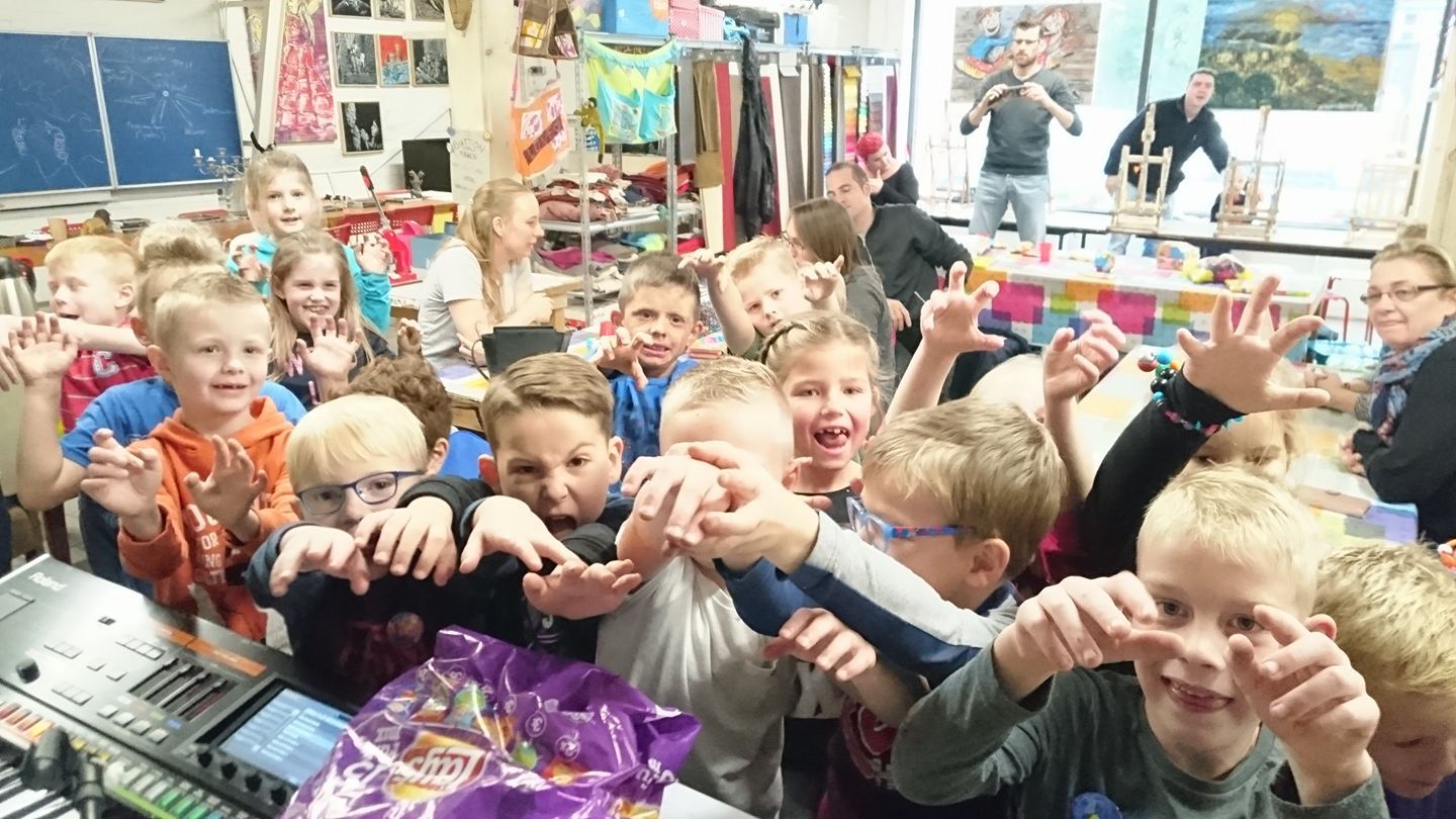 Kinderfeestjes, Creatieve workshops, bedrijfsuitjes, schoolreisjes, schoolreisje, tekenles, schilderles, tekencursus, graffiti spuiten, nerf schieten, bowlen, kinderspeelplaats, indoor, outdoor, attractiepark, speeltuin, pretpark, schildercursus, schilderscursus, voor kinderen, kinderuitje, voor volwassenen, het leukste dagje uit, voor het hele gezin, kinderfeestje, kinderfeestjes, verjaardagsfeestje, het leukste kinderfeestje, kinderpartijtje, Groningen, Veendam, Scheemda, Delfzijl, Haren, Leek, Roden, Drenthe, Friesland, Zuidlaren, Zuidbroek, Noordbroek, Winschoten, Hoogezand, Appingedam, Muntendam, Wildervank, Oude Pekela, Nieuwe Pekela, Slochteren, Coevorden, voor alle leeftijden, 4 jaar, 5 jaar, 6 jaar, 7 jaar, 8 jaar, 9 jaar, 10 jaar, 11 jaar, 12 jaar