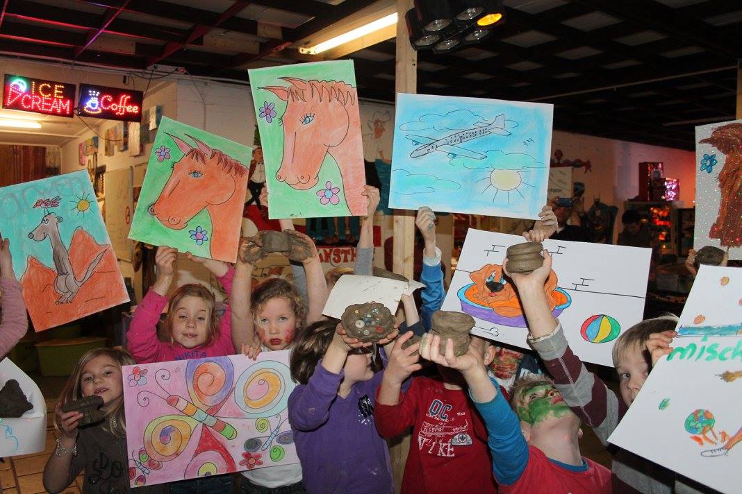 Kinderfeestjes, Creatieve workshops, bedrijfsuitjes, schoolreisjes, schoolreisje, tekenles, schilderles, tekencursus, graffiti spuiten, nerf schieten, bowlen, kinderspeelplaats, indoor, outdoor, attractiepark, speeltuin, pretpark, schildercursus, schilderscursus, voor kinderen, kinderuitje, voor volwassenen, het leukste dagje uit, voor het hele gezin, kinderfeestje, kinderfeestjes, verjaardagsfeestje, het leukste kinderfeestje, kinderpartijtje, Groningen, Veendam, Scheemda, Delfzijl, Haren, Leek, Roden, Drenthe, Friesland, Zuidlaren, Zuidbroek, Noordbroek, Winschoten, Hoogezand, Appingedam, Muntendam, Wildervank, Oude Pekela, Nieuwe Pekela, Slochteren, Coevorden, voor alle leeftijden, 4 jaar, 5 jaar, 6 jaar, 7 jaar, 8 jaar, 9 jaar, 10 jaar, 11 jaar, 12 jaar