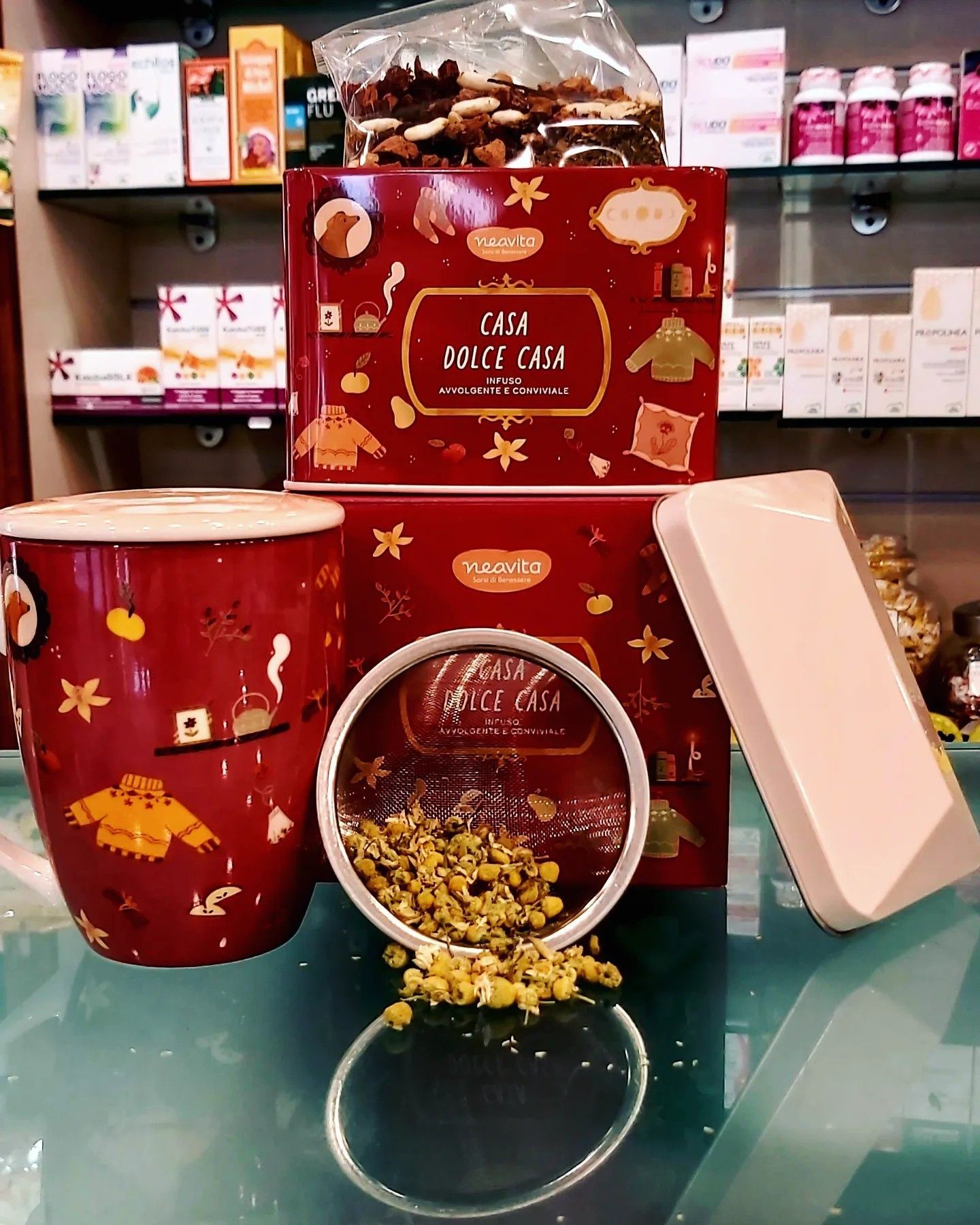 Set regalo rosso con tazza, scatola e camomilla in esposizione.