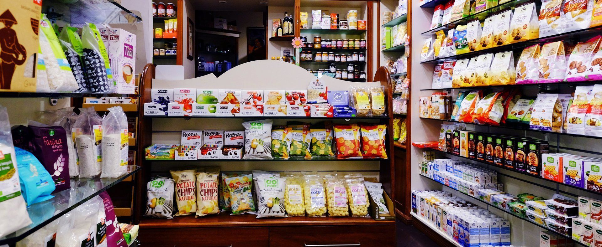 L'interno di un negozio è pieno di scaffali pieni di prodotti alimentari confezionati.