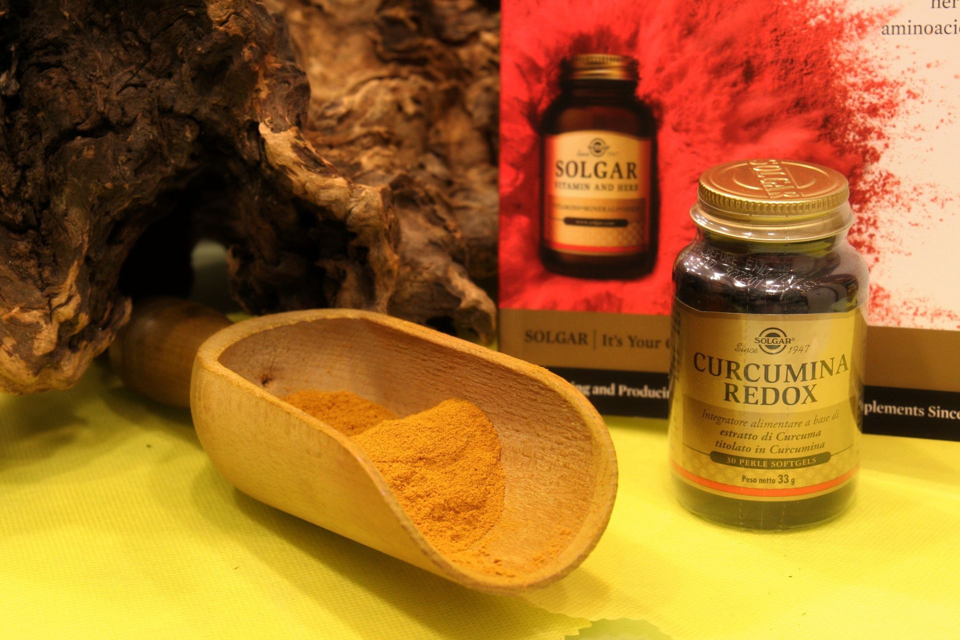 Misurino di legno con polvere gialla, barattolo con l'etichetta 