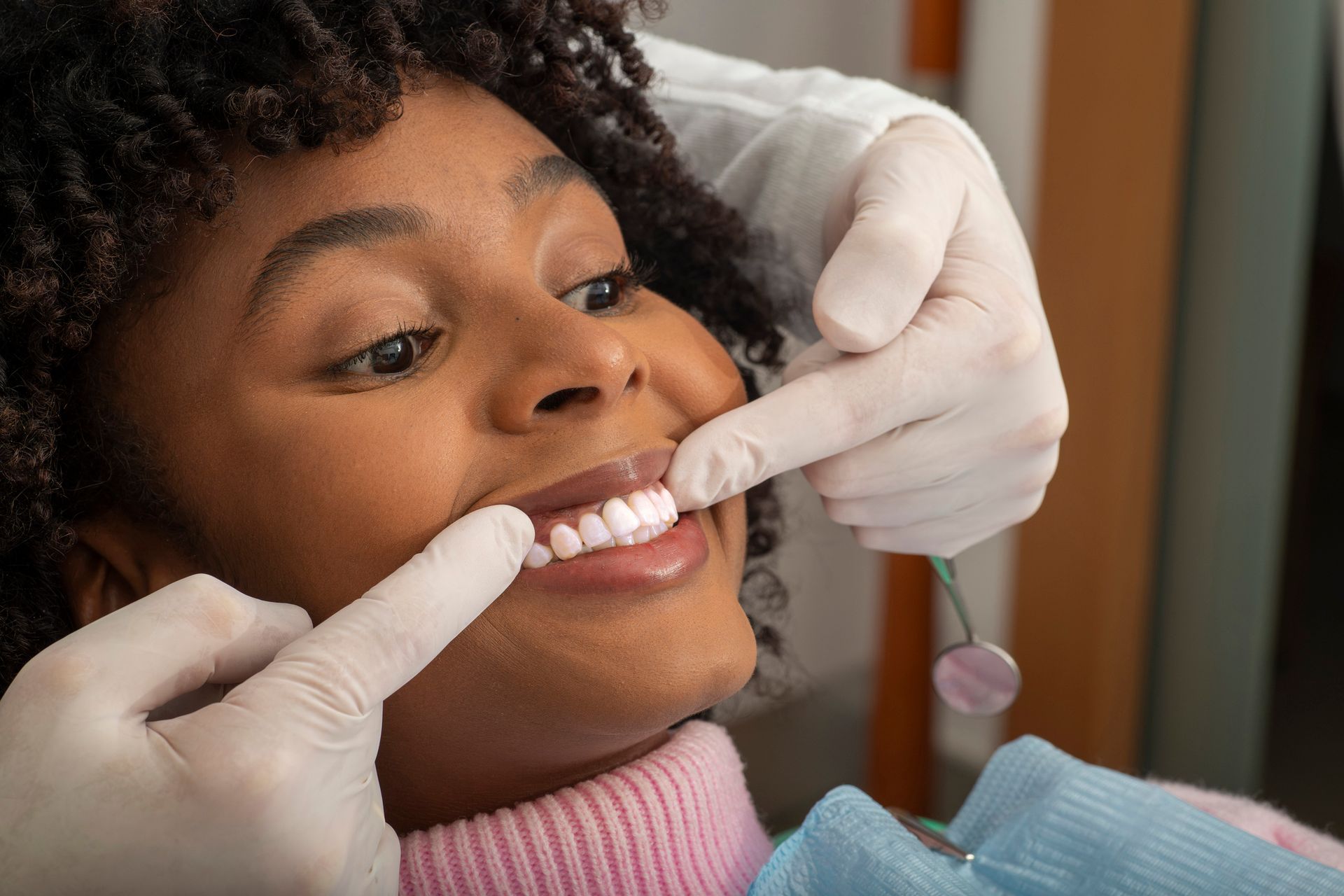 Dentist checking the teeth