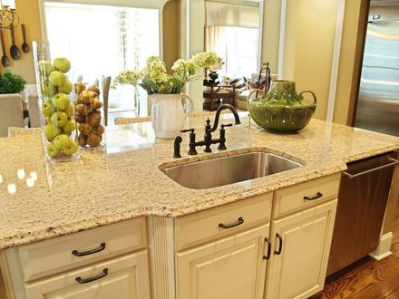 kitchen cabinets in Chattanooga Tennessee forming a beautiful island