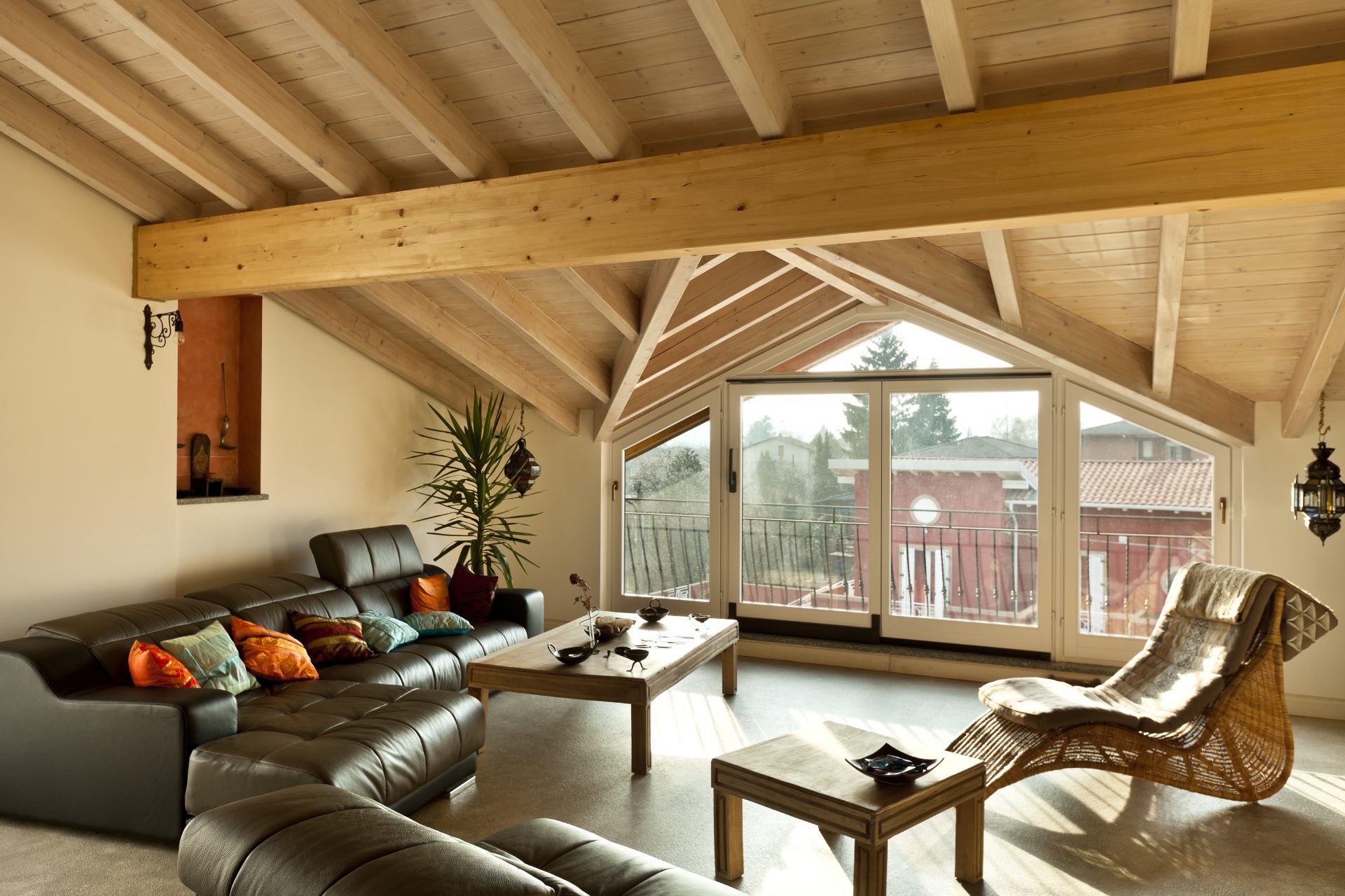 Salotto con tetto in legno