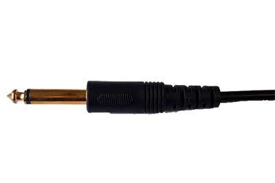 Plugue elétrico: Conector de cabo de áudio dourado e preto.