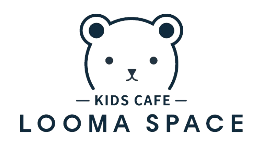 A logo for a kids cafe with a teddy bear on it.