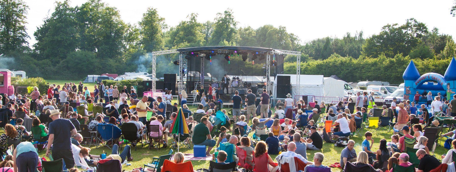 the extra large trailer stage with a large crowd in front