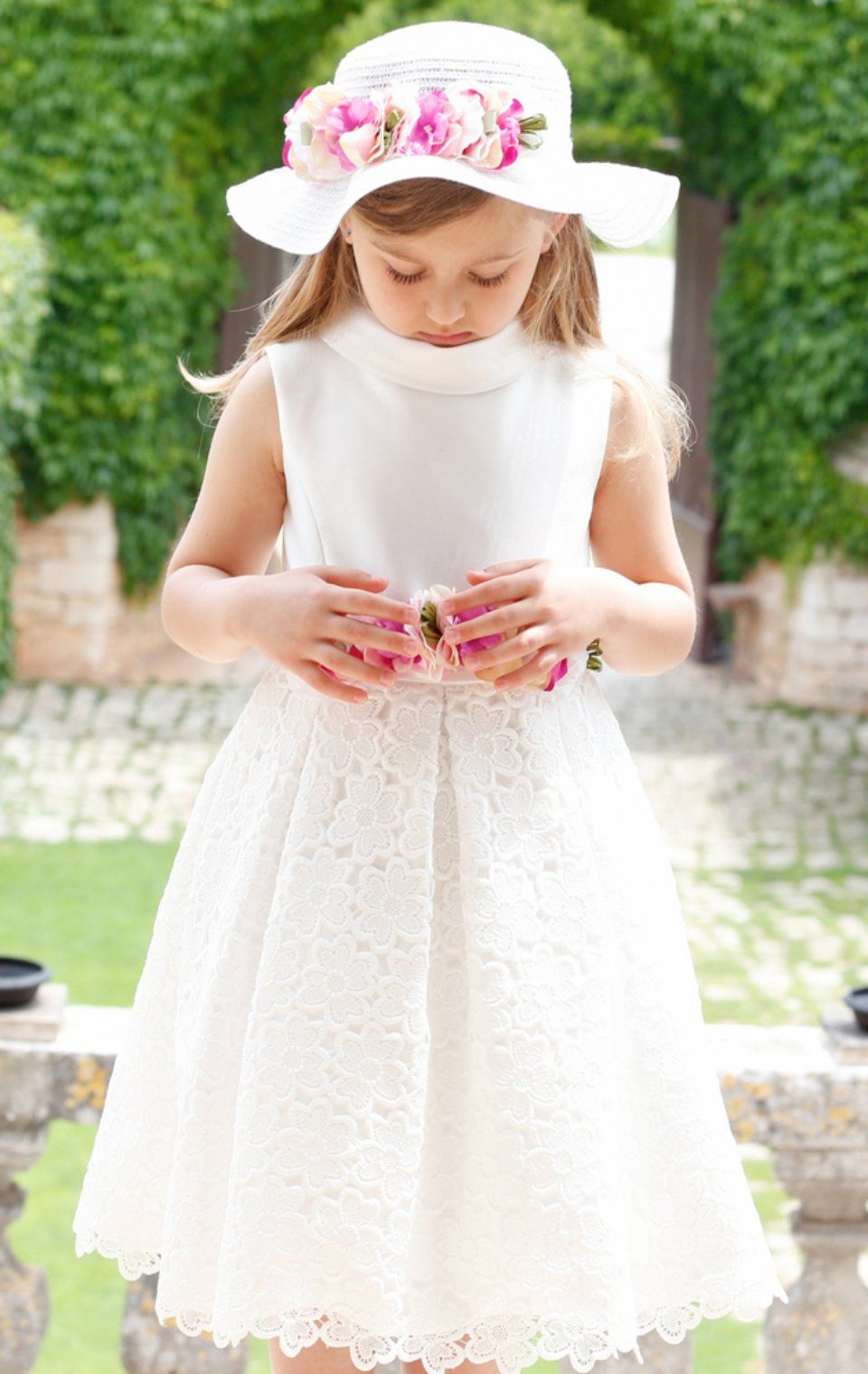 abito elegante con cappello