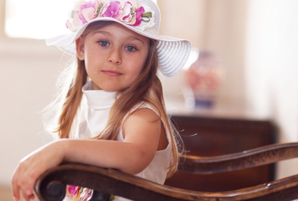 abito da cerimonia con cappello a falda