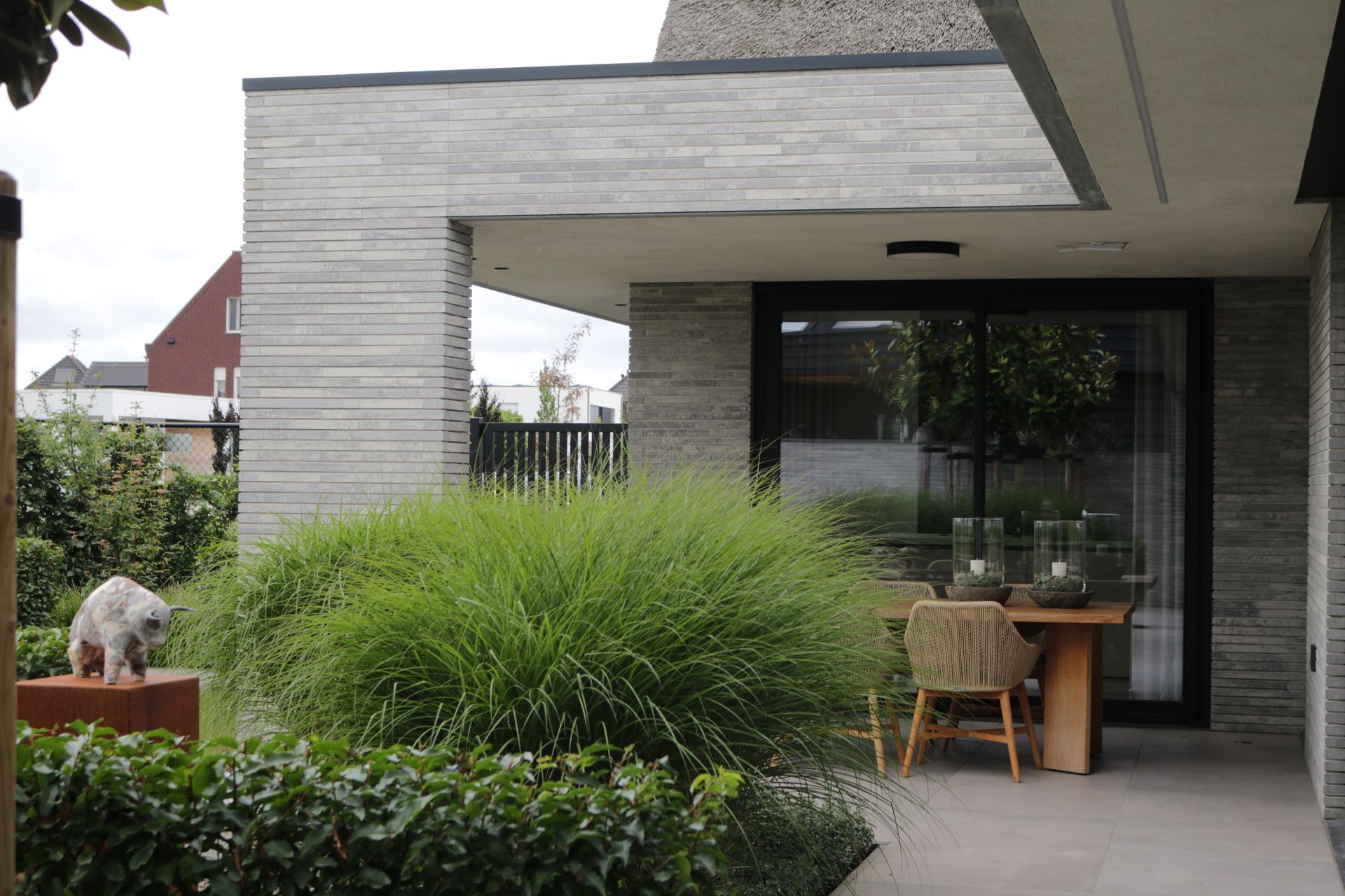 Een luchtfoto van een tuin met een vijver en een vuurplaats.