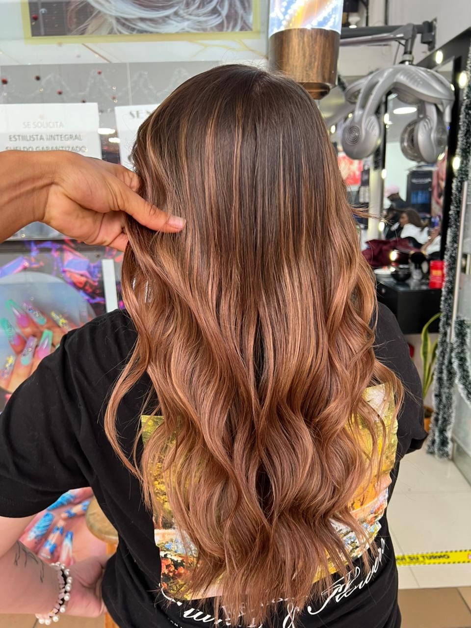 mujer con cabello dorado y castaño