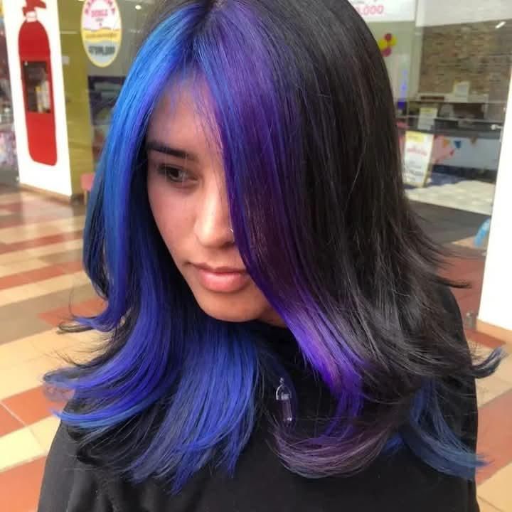 mujer con cabello violeta y azul