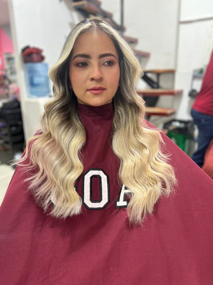 mujer con cabello rubio