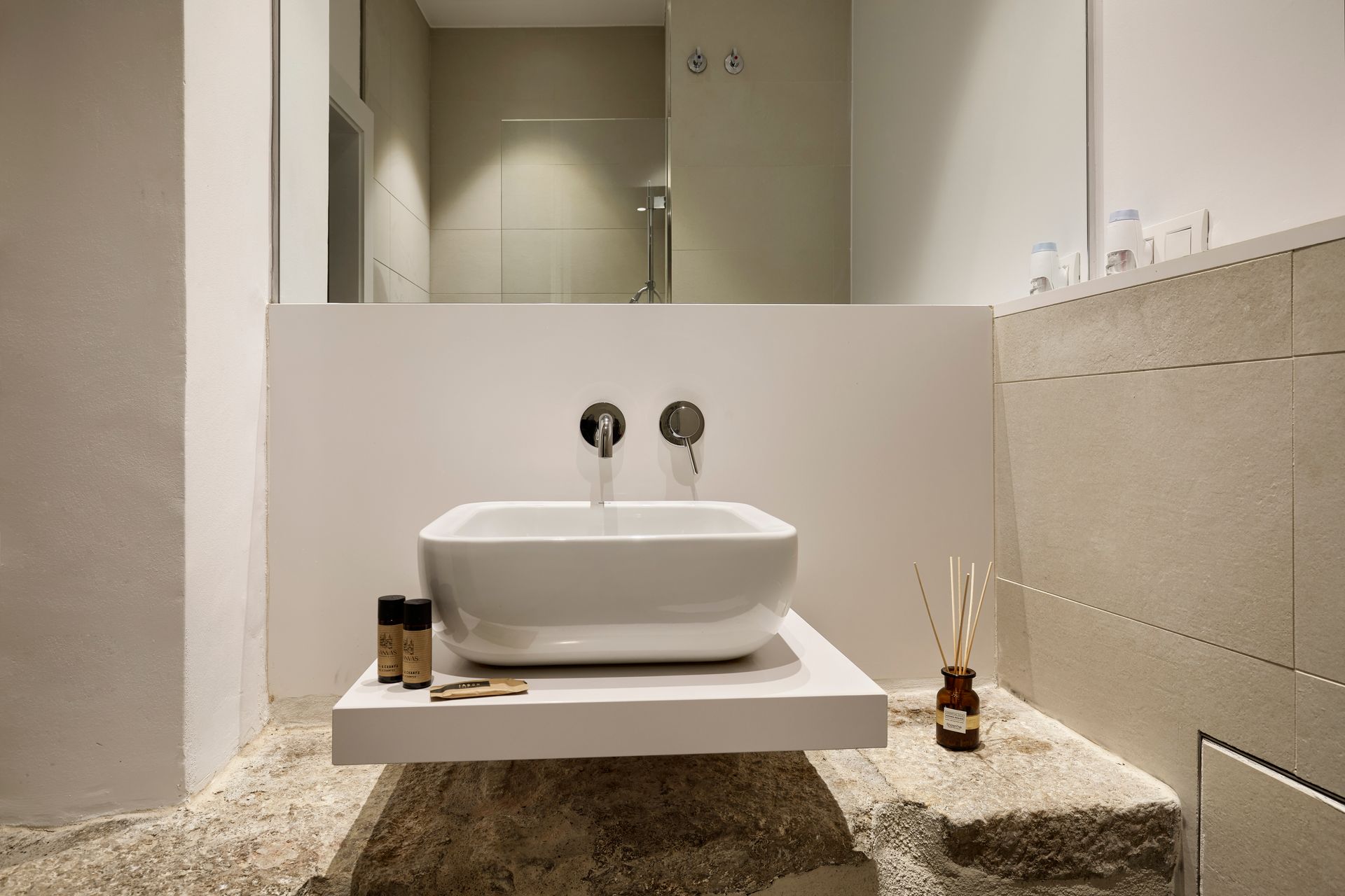 A bathroom with a sink and a mirror.