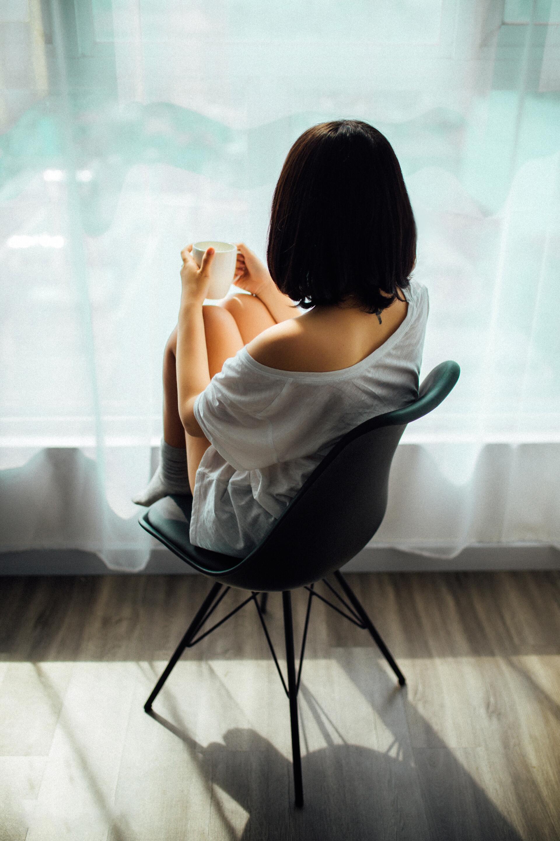 Someone sitting on a chair. Lonely. This image represents how lonely living with chronic illness can be. Miami therapist describes ways to reduce loneliness.